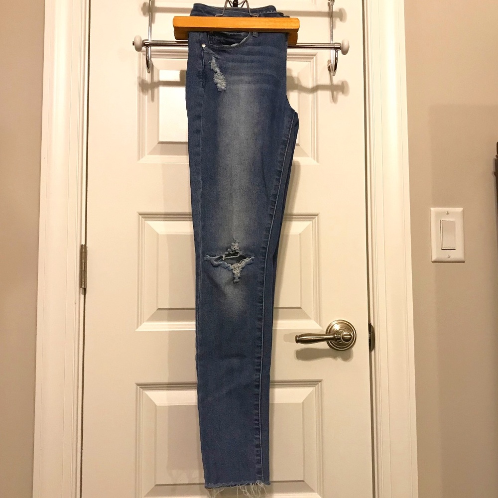 Articles of Society 5 pocket distressed ankle medium wash blue jeans (size 26)
